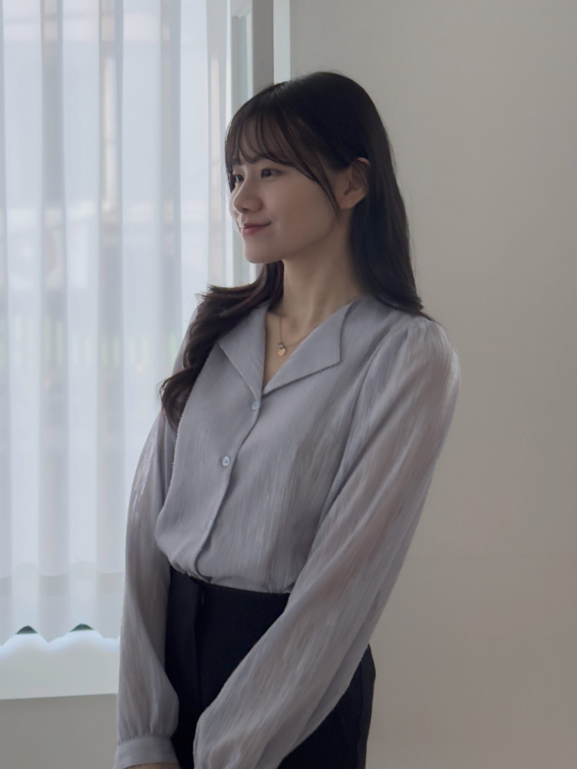 羽毛線條V領襯衫